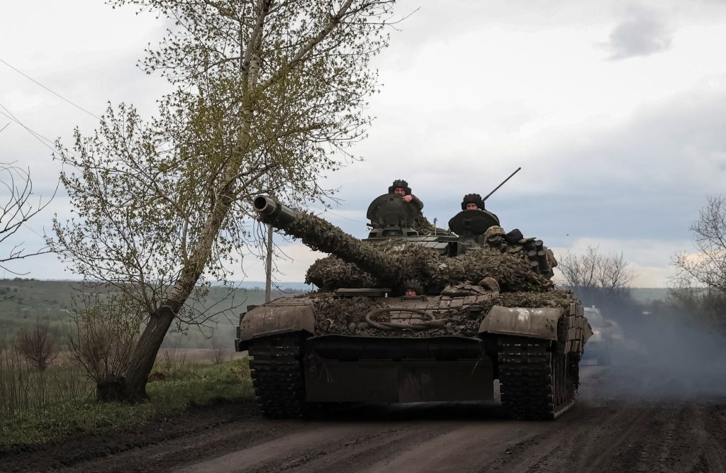 Soldados ucranianos montan un tanque a lo largo de una carretera en la ciudad de Chasev Yar, en medio de una ofensiva rusa en Ucrania, cerca de una línea de frente en la región de Donetsk, Ucrania, el 22 de abril de 2023.