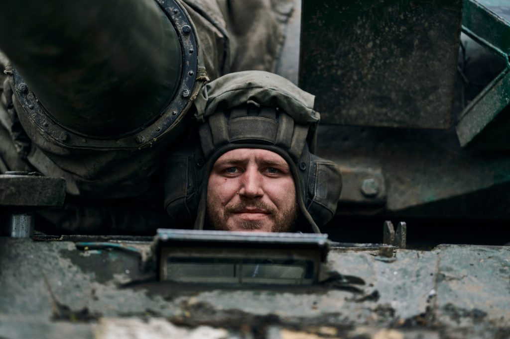 Un soldado ucraniano mira desde un tanque en primera línea en Pakhmut, región de Donetsk, Ucrania, el domingo 23 de abril de 2023.