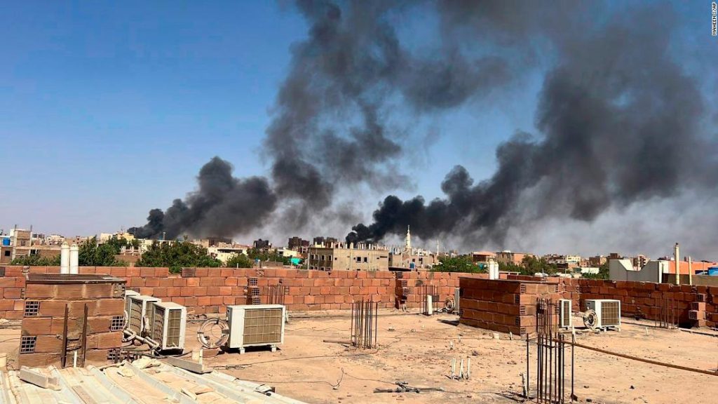 Combates en Sudán: El anuncio de las primeras evacuaciones de extranjeros varados en Sudán