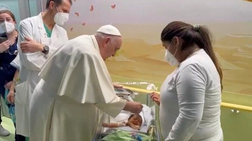 El Papa se siente mejor, visita a los pequeños pacientes y bautiza al bebé en el hospital 