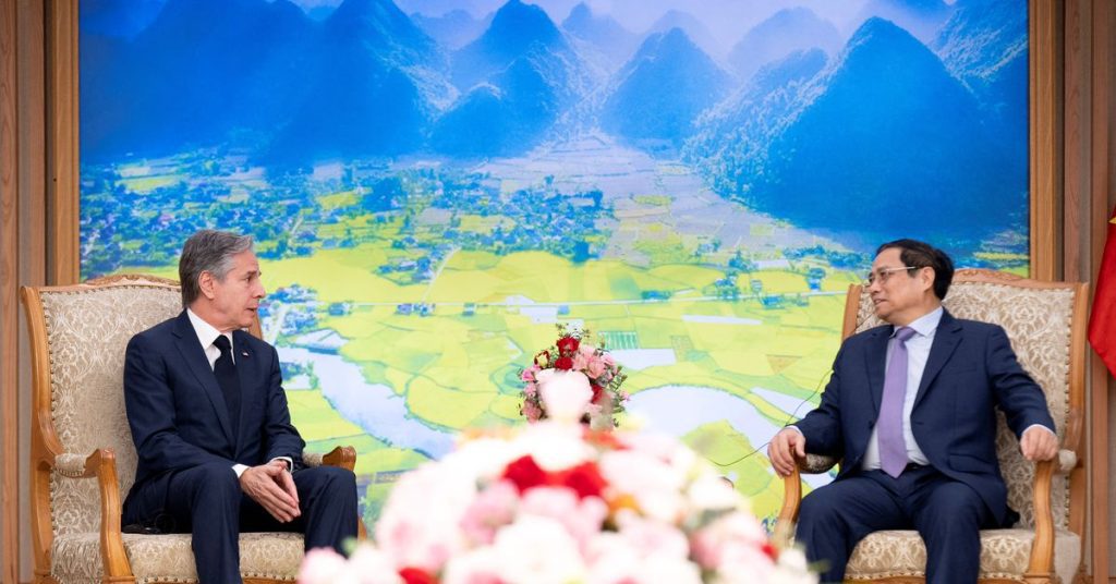 Estados Unidos y Vietnam dicen que esperan fortalecer relaciones con la visita de Blinken a Hanoi