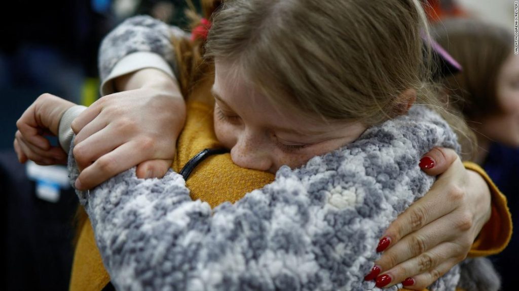 Lloré cuando vi a mi madre: niños ucranianos regresan de manos de Rusia