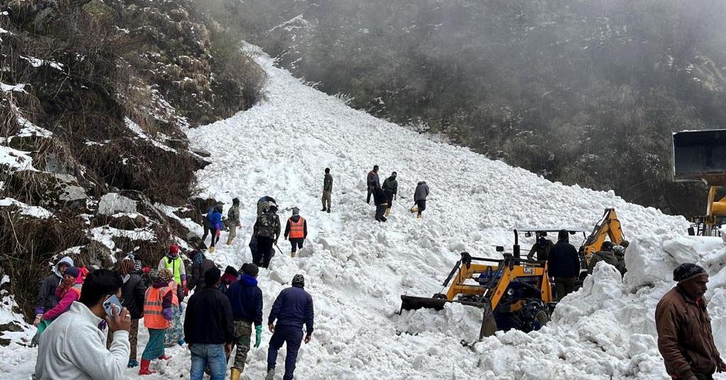 Rescatistas indios recorren el sitio de la avalancha mortal en busca de más víctimas.