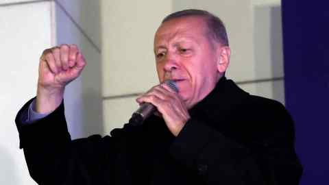 El presidente turco, Recep Tayyip Erdogan, se dirige a sus seguidores en la sede de su partido en Ankara el lunes.