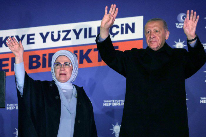 Recep Tayyip Erdogan y su esposa saludan a sus seguidores