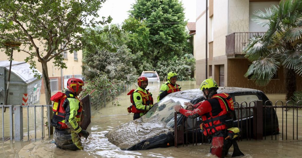 Las devastadoras inundaciones de Italia matan al menos a 13 personas y destruyen casas y granjas