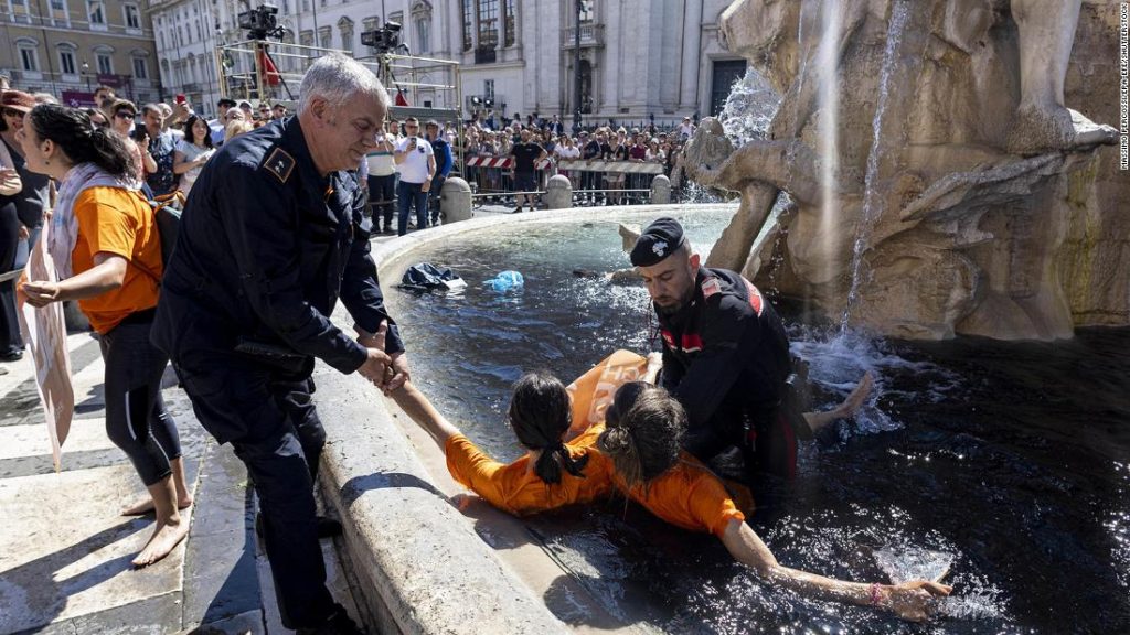 Activistas climáticos tiñen de negro la famosa fuente de agua de Italia