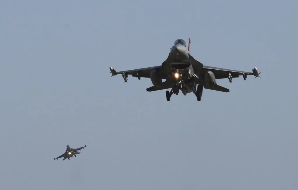 El cambio de Biden en los F-16 para Ucrania siguió a meses de disputas internas.