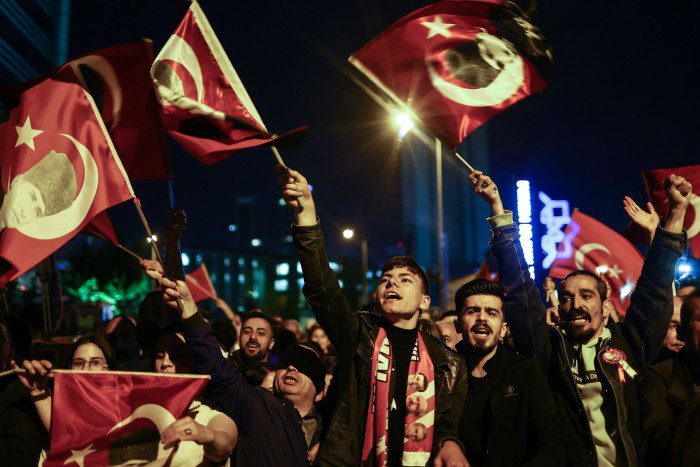 Los partidarios del candidato de la oposición Kemal Kilicdaroglu se reúnen en Ankara cuando se publican los resultados de las elecciones el domingo.