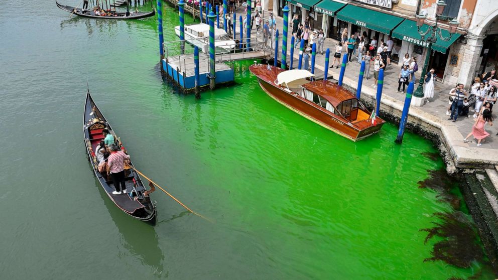 Las autoridades dijeron que el misterio detrás de las brillantes aguas verdes del Canal de Venecia se ha resuelto.