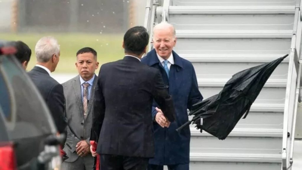 MIRAR: A Joe Biden aparentemente le cuesta usar un paraguas bajo la lluvia en Japón |  noticias del mundo
