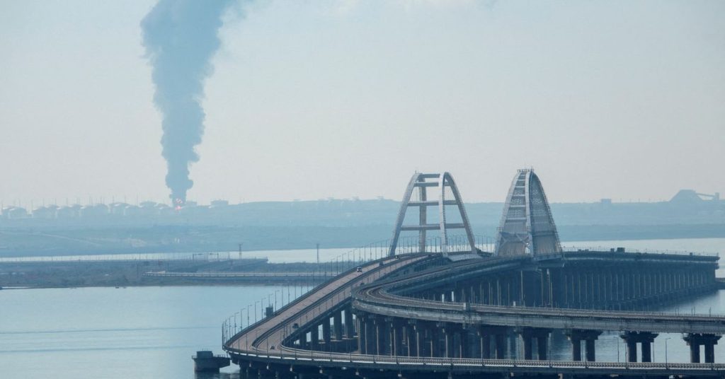 Un depósito de combustible se incendió cerca de un importante puente en Crimea, Rusia