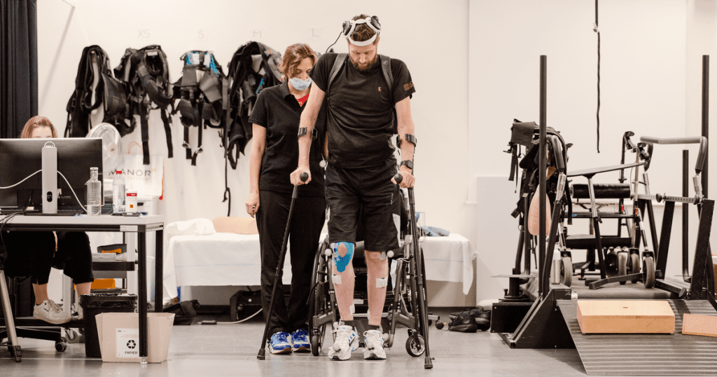 Un paralítico vuelve a caminar gracias a unos implantes que conectan el cerebro con la médula espinal