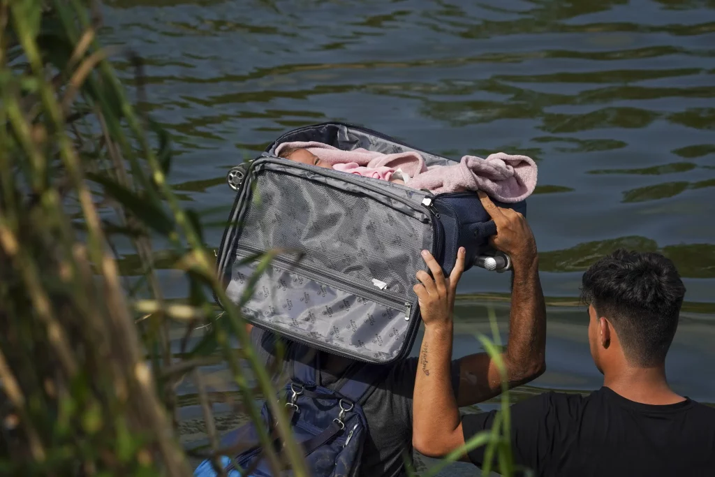 Una gran cantidad de solicitantes de asilo han comenzado en la frontera entre EE. UU. y México a medida que terminan las restricciones de COVID-19 y comienzan nuevas reglas