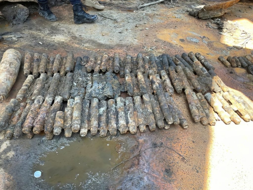 Una gran cantidad de proyectiles de artillería oxidados fueron encontrados entre la chatarra en una barcaza registrada en China