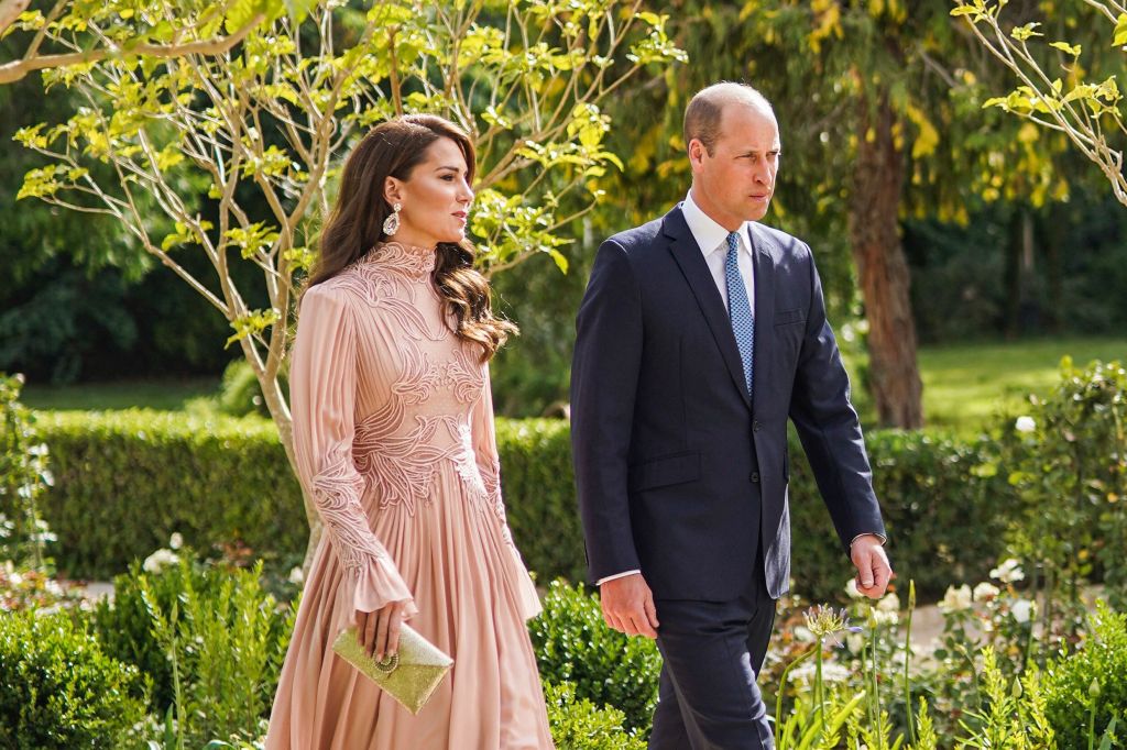 El príncipe Guillermo y la princesa Catalina llegan al Palacio de Zahran en Ammán el 1 de junio de 2023 para asistir a la boda real del príncipe heredero Hussein y Rajawa Al-Saif. 