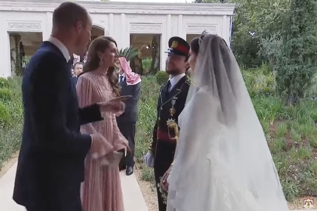 El príncipe William le indica al príncipe heredero Hussein que termine su conversación con la princesa Kate.