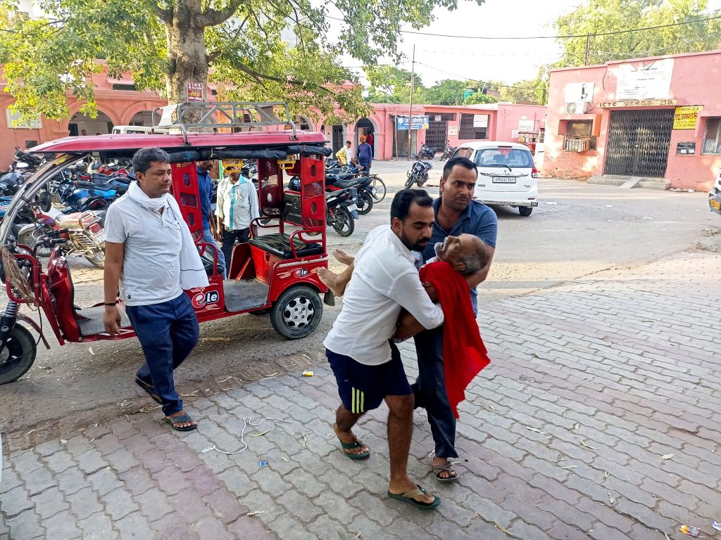 Un anciano es llevado a un hospital en el distrito de Balia.