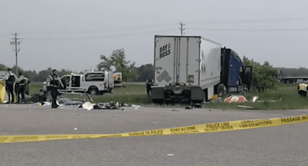La policía dice que la cámara del tablero muestra que el conductor del camión tenía derecho de paso en el accidente de autobús que mató a 15