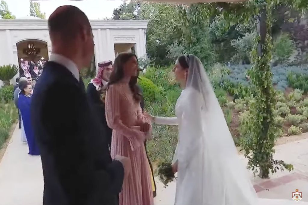 Se puede ver al Príncipe William parado a un lado esperando que su esposa termine de hablar con la ahora Princesa de Jordania, Rajawa Al-Saif. 