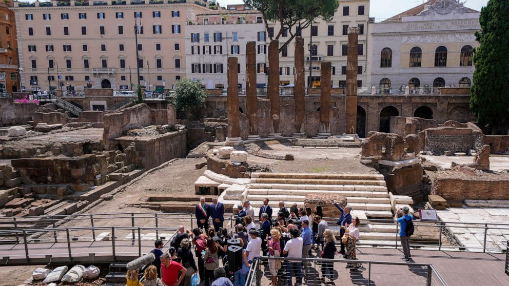 Un antiguo complejo de templos romanos que alberga las ruinas de un edificio donde César fue apuñalado y está abierto a los turistas.