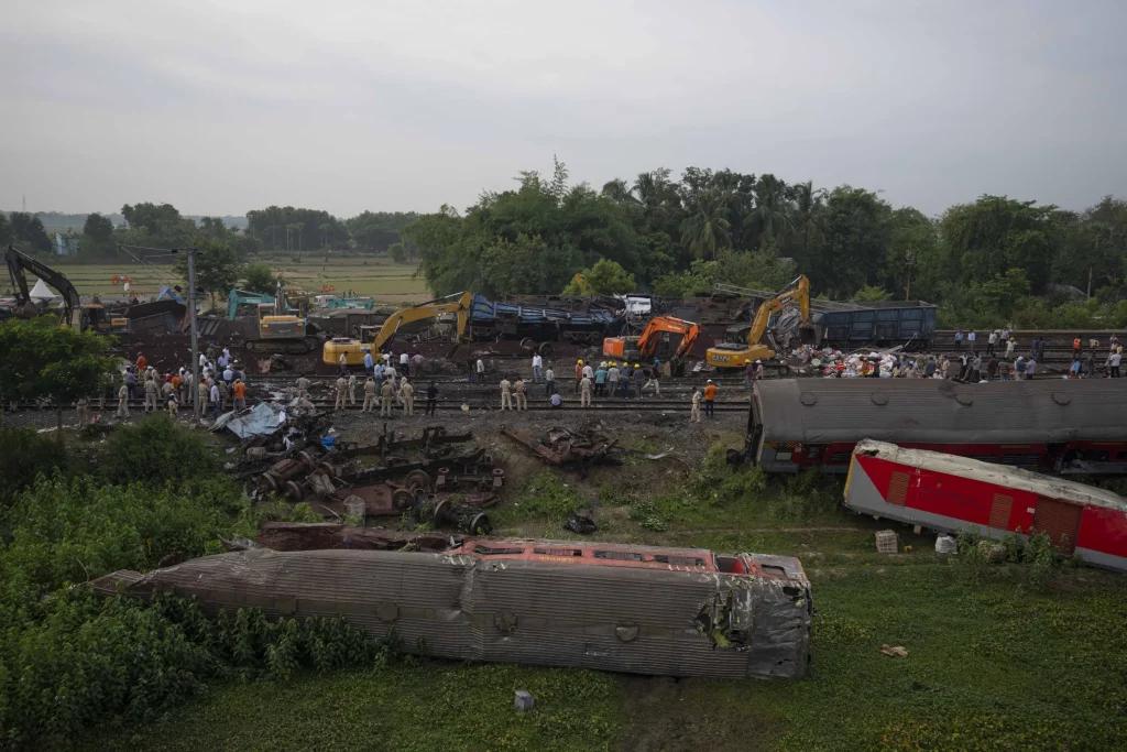 Un funcionario dice que una falla en el sistema de señalización provocó un accidente de tren que mató a 275 personas en India