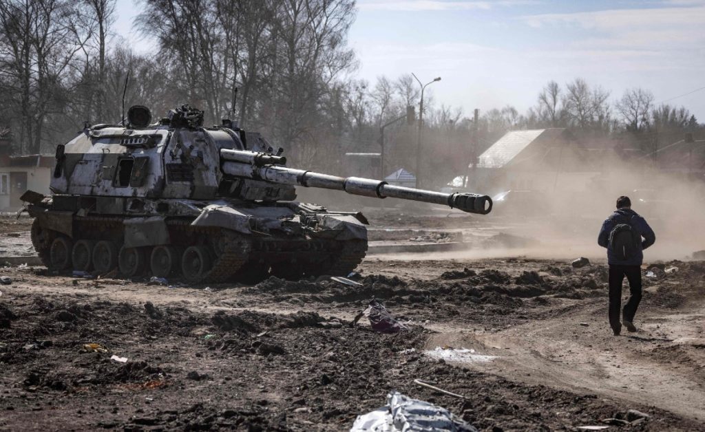 Video muestra a "lobos blancos" ucranianos arrojando desechos en tanques rusos