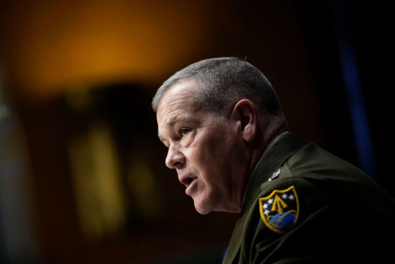 El comandante del Comando Espacial de EE. UU., el general James Dickinson, testifica durante una audiencia del Comité de Servicios Armados del Senado el 8 de marzo de 2022 en Washington, DC.