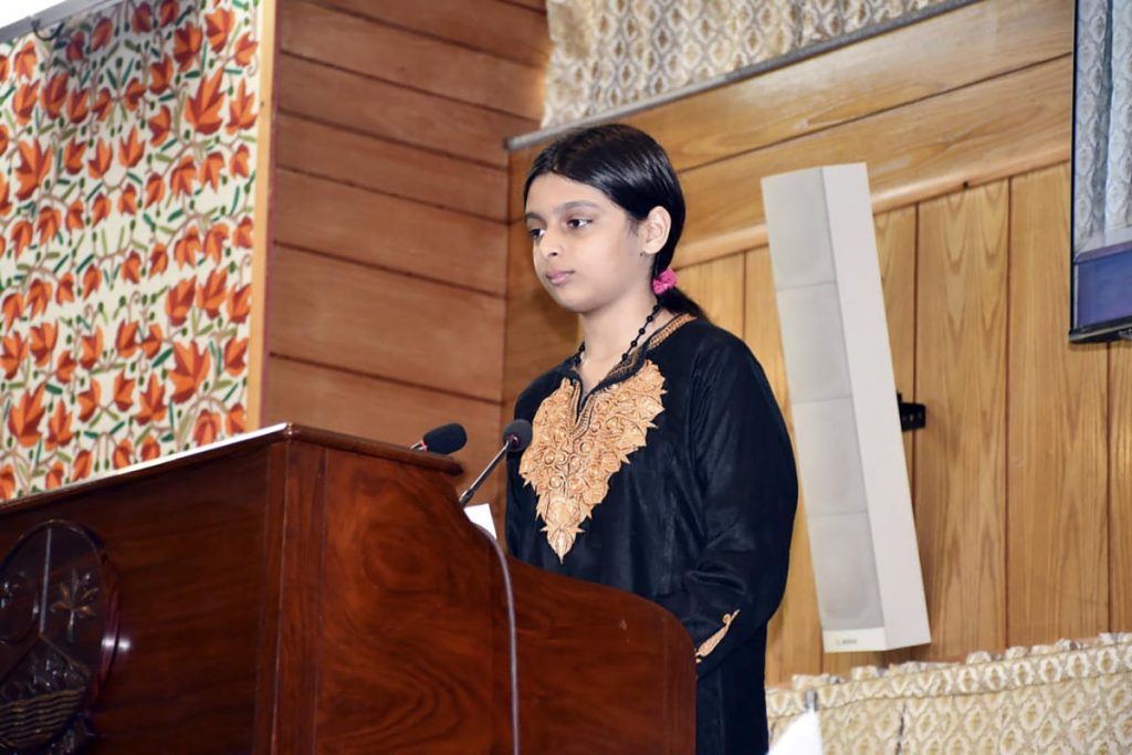 La hija de 11 años de un líder rebelde de Cachemira ha hecho una rara petición para visitar a su padre encarcelado en India.