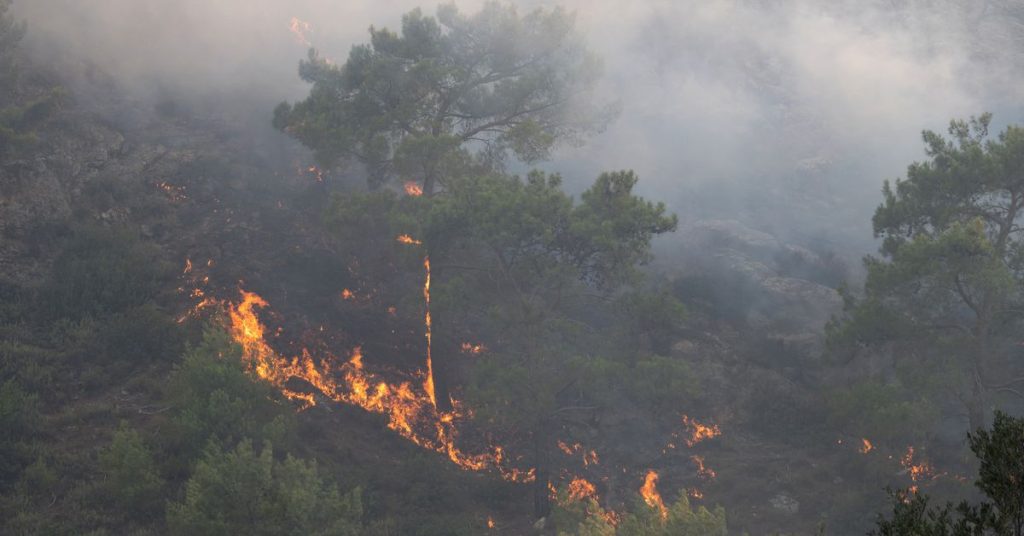 Los incendios forestales en Rodas obligan a evacuaciones masivas