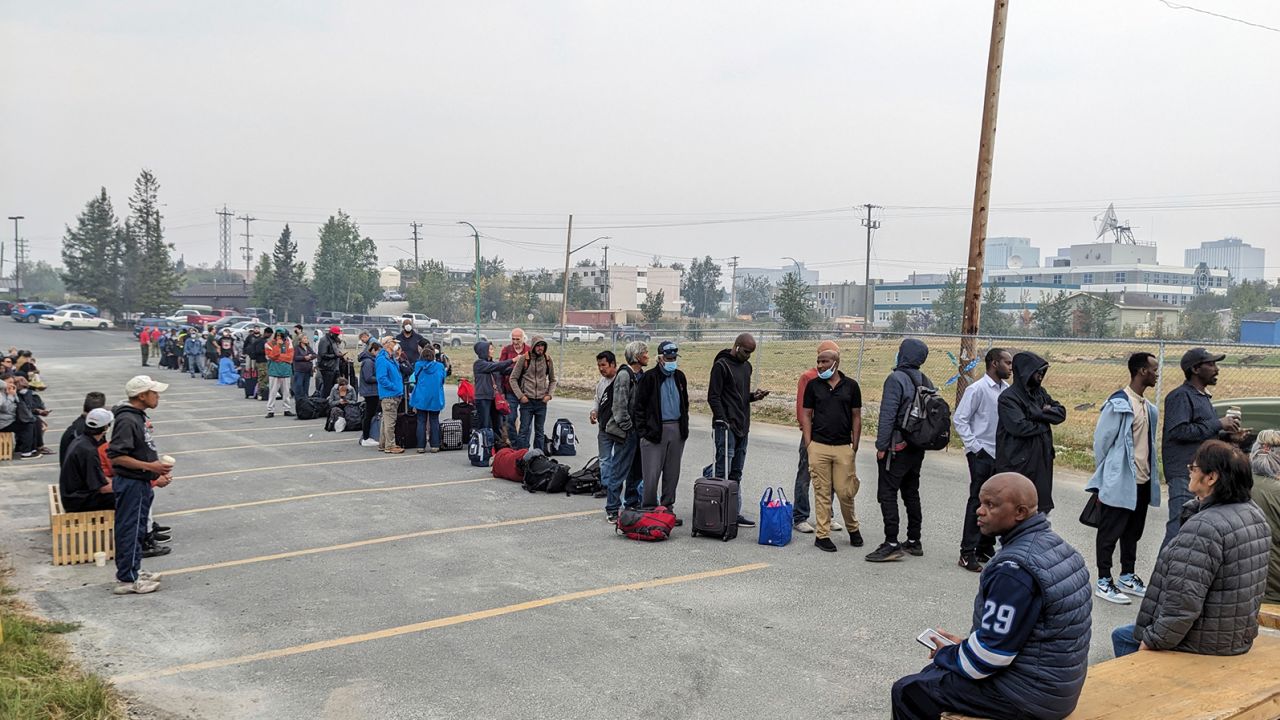 La gente hace fila en Yellowknife para inscribirse en un vuelo de evacuación el 17 de agosto de 2023. 