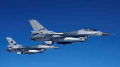 Dos aviones de combate F-16 en vuelo