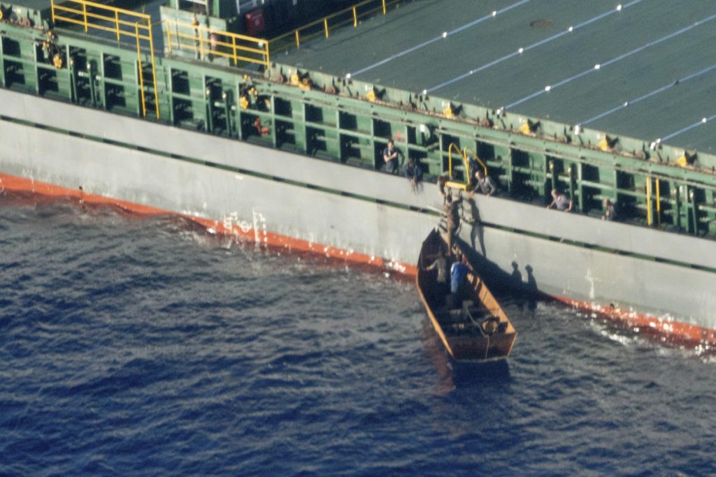 41 muertos al hundirse el barco de migrantes, según 4 supervivientes que partieron desde Túnez