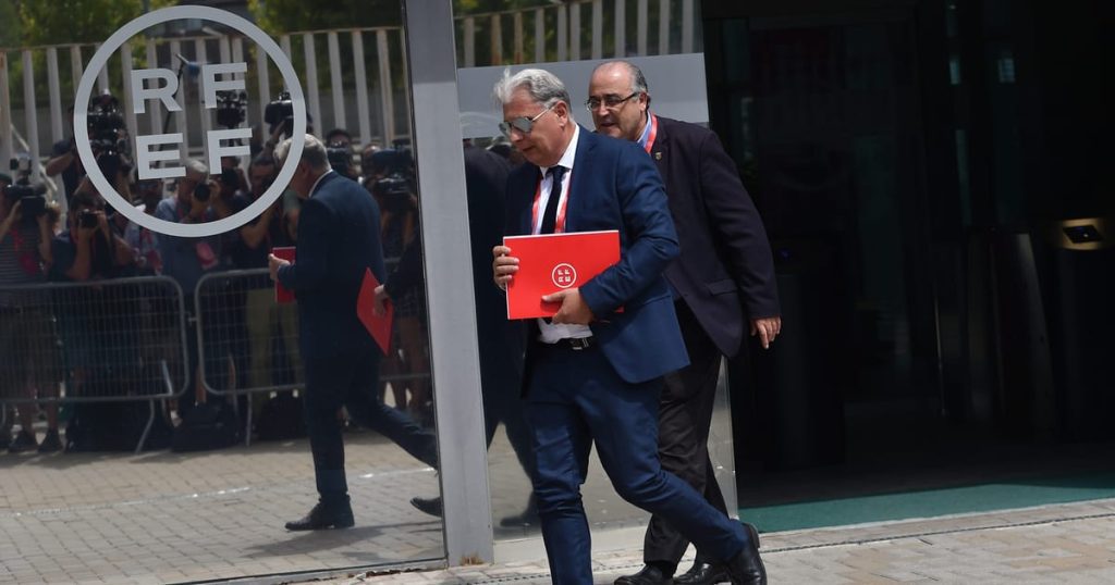 FIFA suspende al presidente del fútbol español por besar el Mundial – POLITICO