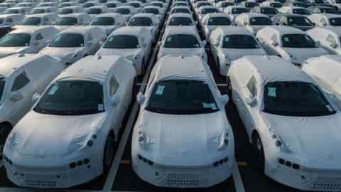 Los automóviles eléctricos se enviarán a Europa en Taicang, provincia de Jiangsu, China, el mes pasado