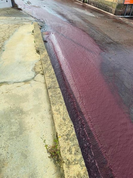 Un río de vino tinto fluye por una calle de Livera, Portugal.