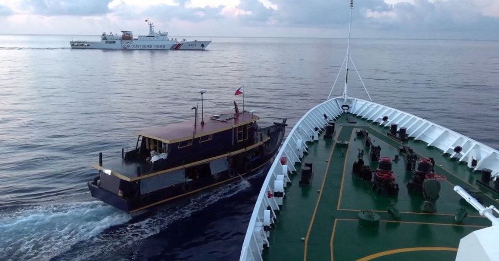 Filipinas afirma que la Guardia Costera china chocó "deliberadamente" con sus barcos