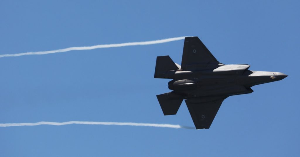 Funcionarios estadounidenses dicen que Israel derribó un misil balístico lanzado desde Yemen
