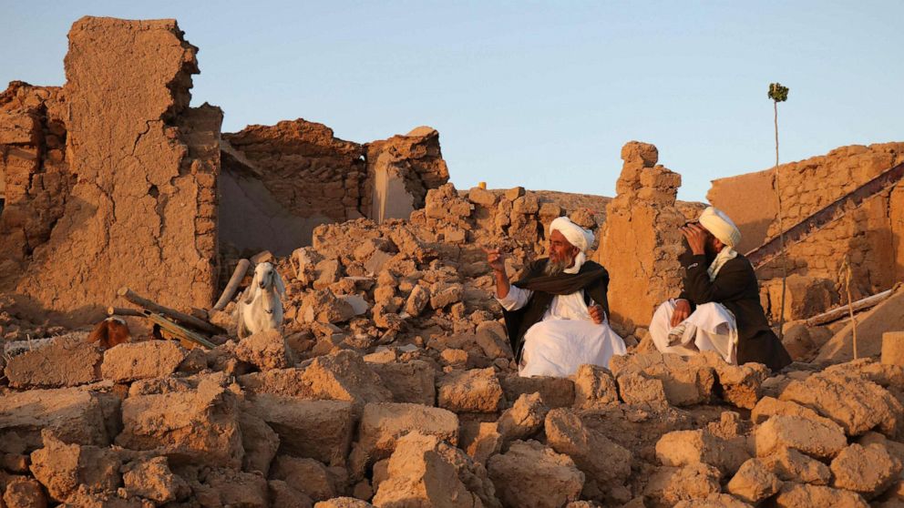 El número de muertos ha aumentado a más de 2.000 personas tras los fuertes terremotos que azotaron el oeste de Afganistán