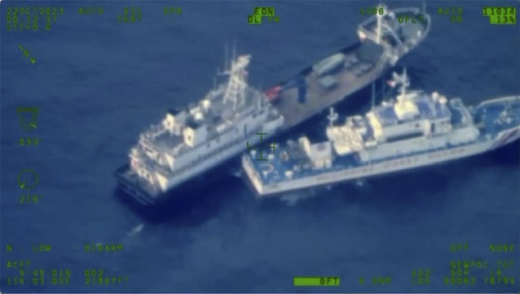 Estados Unidos renueva su advertencia de que defenderá a su aliado filipino después de que barcos chinos embistieran a barcos de Manila