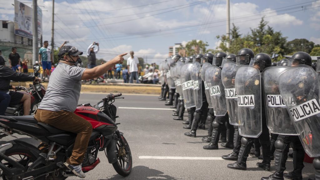 La policía guatemalteca comenzó a retirar los controles de carreteras establecidos por los manifestantes después de que el presidente amenazara con tomar medidas enérgicas.