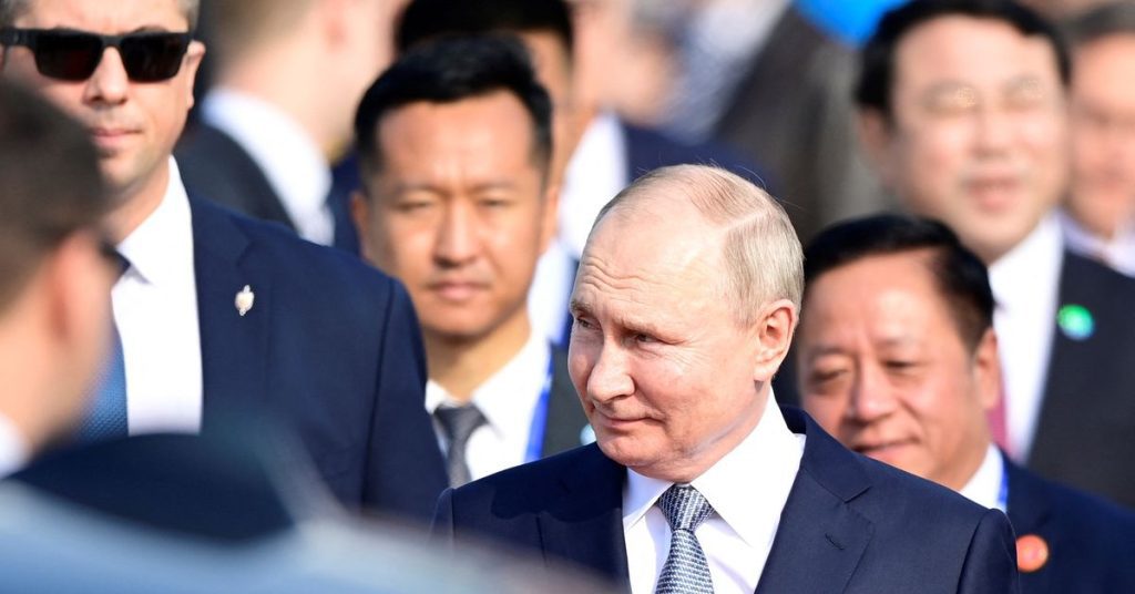 Putin visita al "querido amigo" Xi en una muestra de asociación sin fronteras