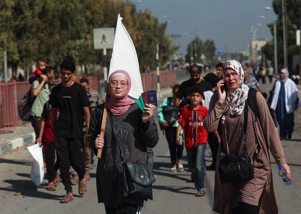Los residentes de la ciudad de Gaza ondean banderas blancas mientras evacuan, y el ejército israelí circula en círculos.