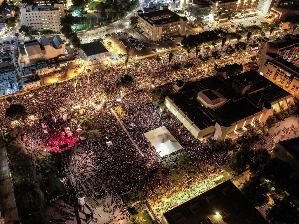 Miles de personas se manifiestan en Tel Aviv exigiendo la liberación de los presos  Noticias del conflicto palestino-israelí