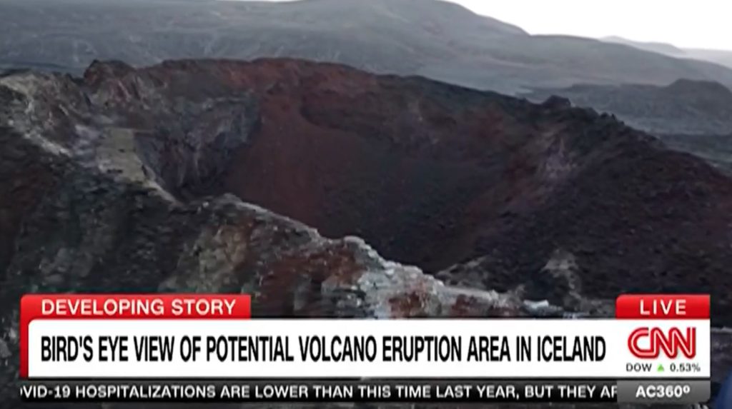 'Aquí todo está al filo de la navaja': CNN transmite imágenes aéreas del volcán islandés en medio de temores de erupción