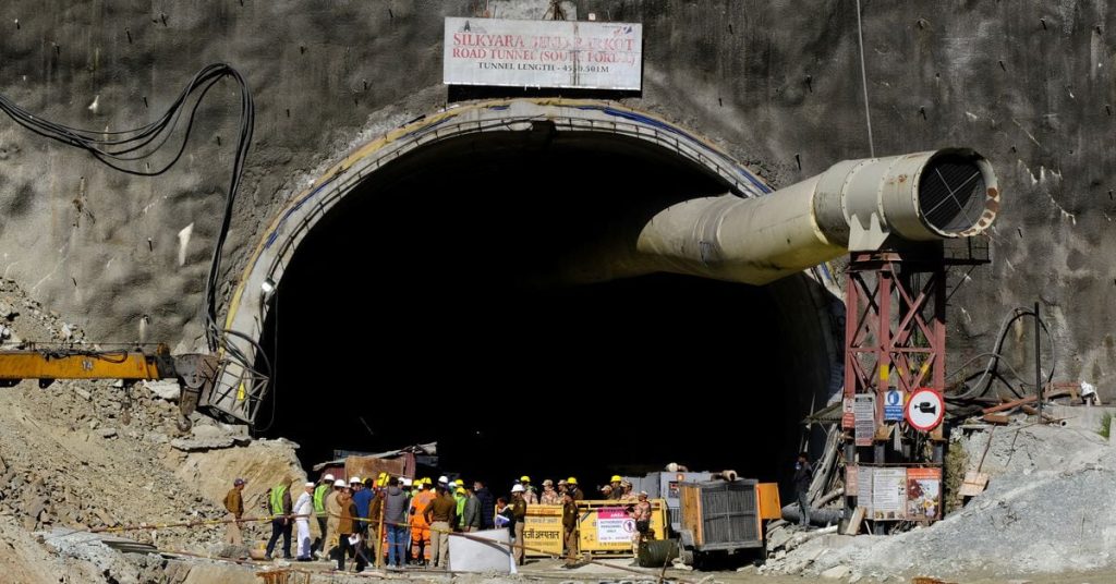 Comienzan renovadas excavaciones para rescatar a 40 hombres atrapados en el Túnel de la India por quinto día