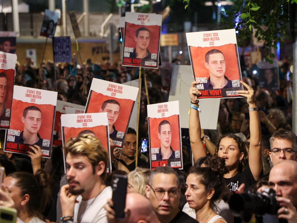 Decenas de miles se manifiestan en Tel Aviv en medio de retrasos en la liberación de prisioneros  Noticias del conflicto palestino-israelí