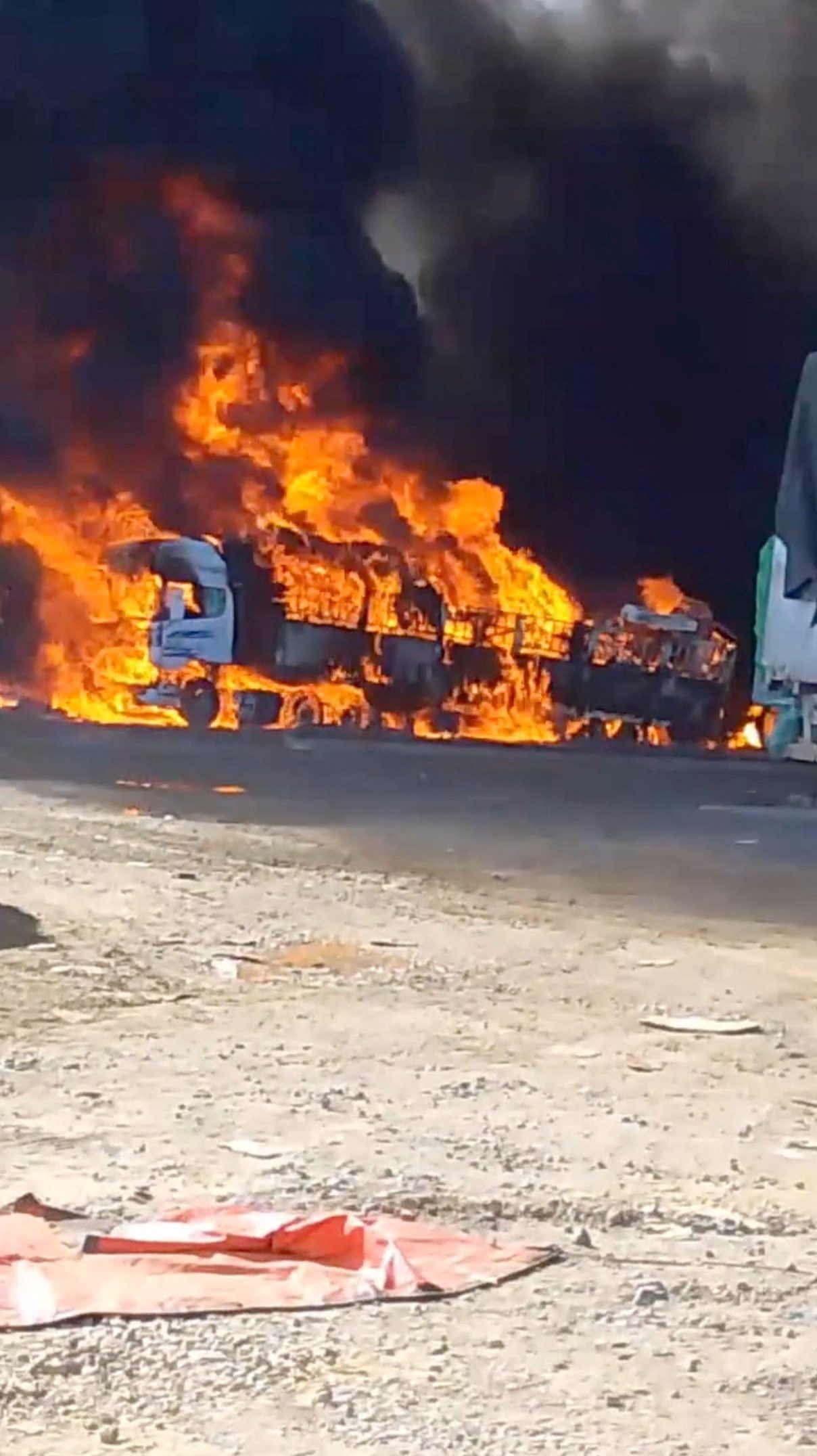 Un convoy de camiones de Myanmar arde en la frontera con China, cerca de Musa