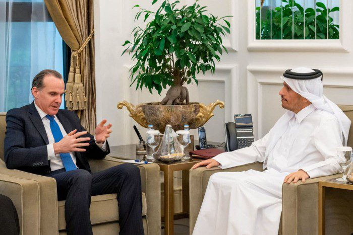 El asesor de la Casa Blanca para Oriente Medio, Brett McGurk, con el jeque Mohammed bin Abdulrahman Al Thani, primer ministro de Qatar, el domingo
