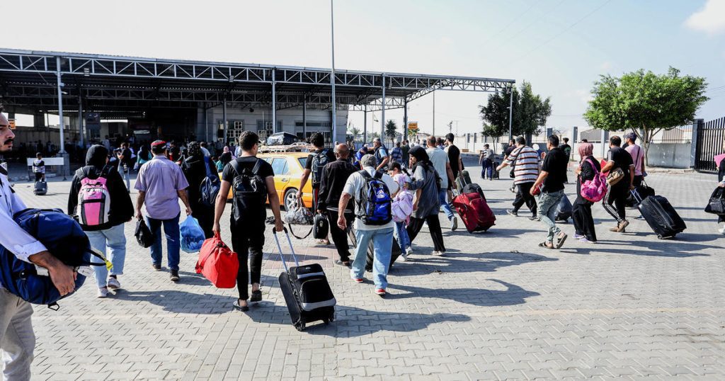 Los estadounidenses se encuentran entre los primeros extranjeros en abandonar Gaza a través del cruce fronterizo de Rafah hacia Egipto.